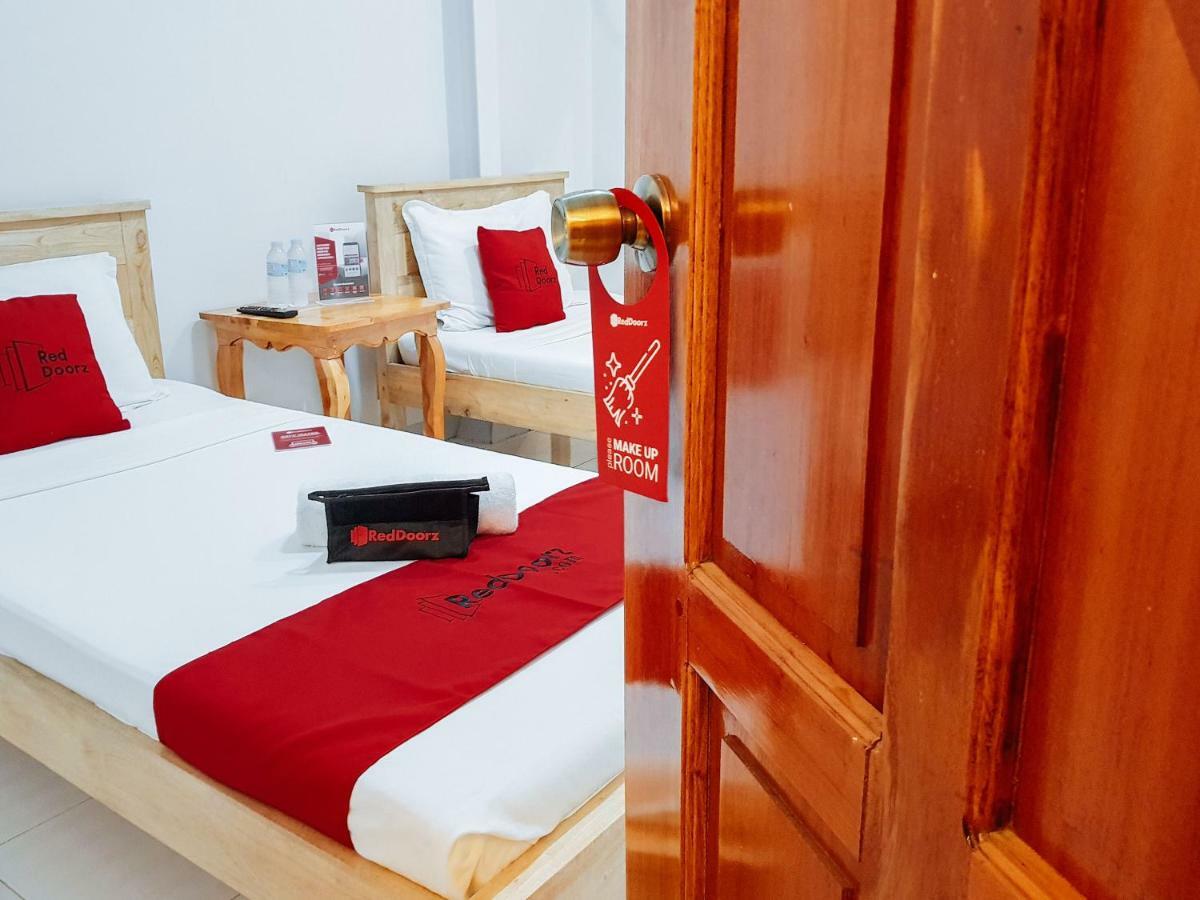 Reddoorz Near Ramiro Community Hospital Hotel Totolan Екстериор снимка